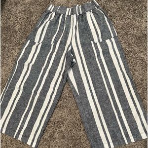 NWOT- Flowy Capris Pants